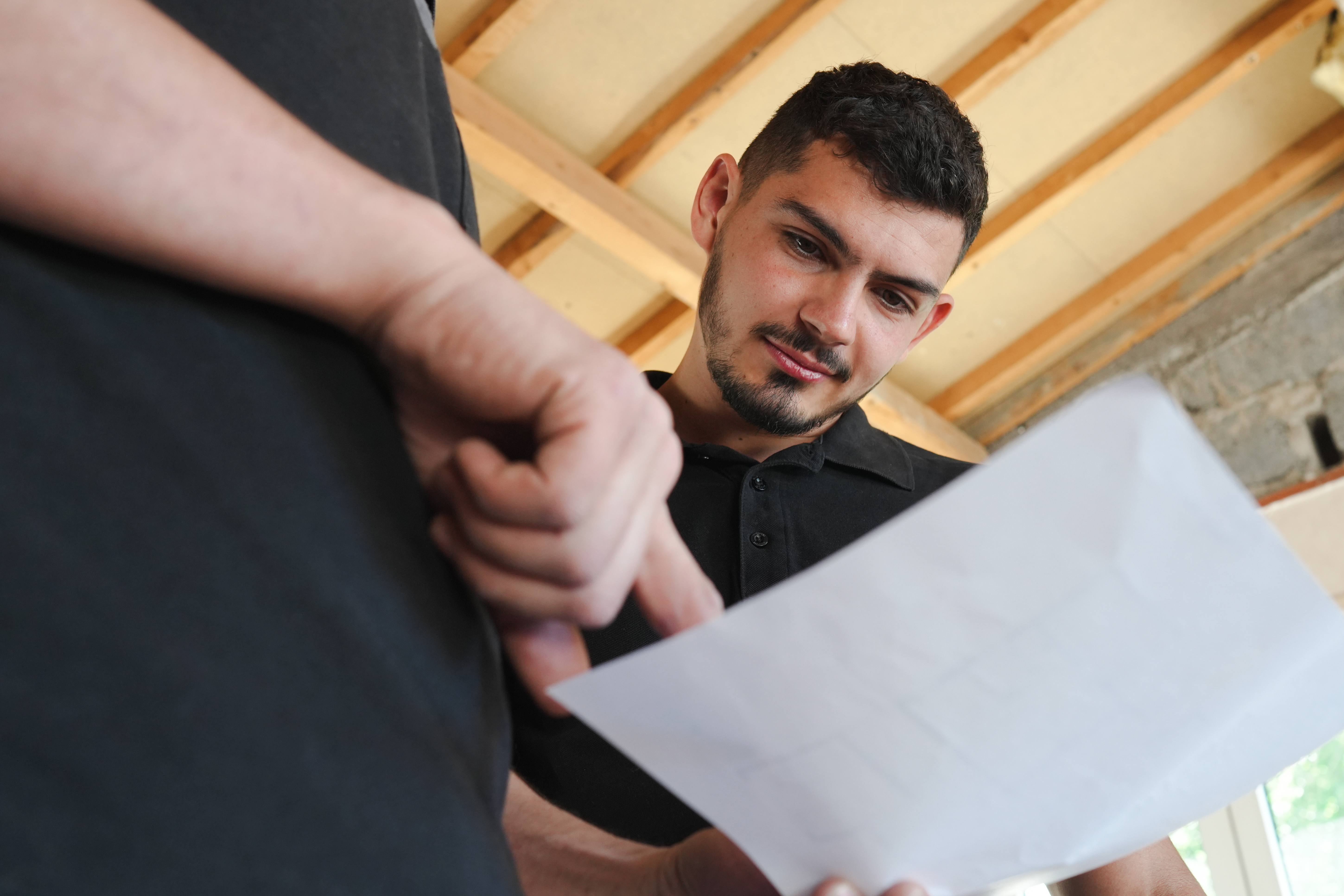 Jérémy PCR en consultation avec un client sur un chantier de rénovation